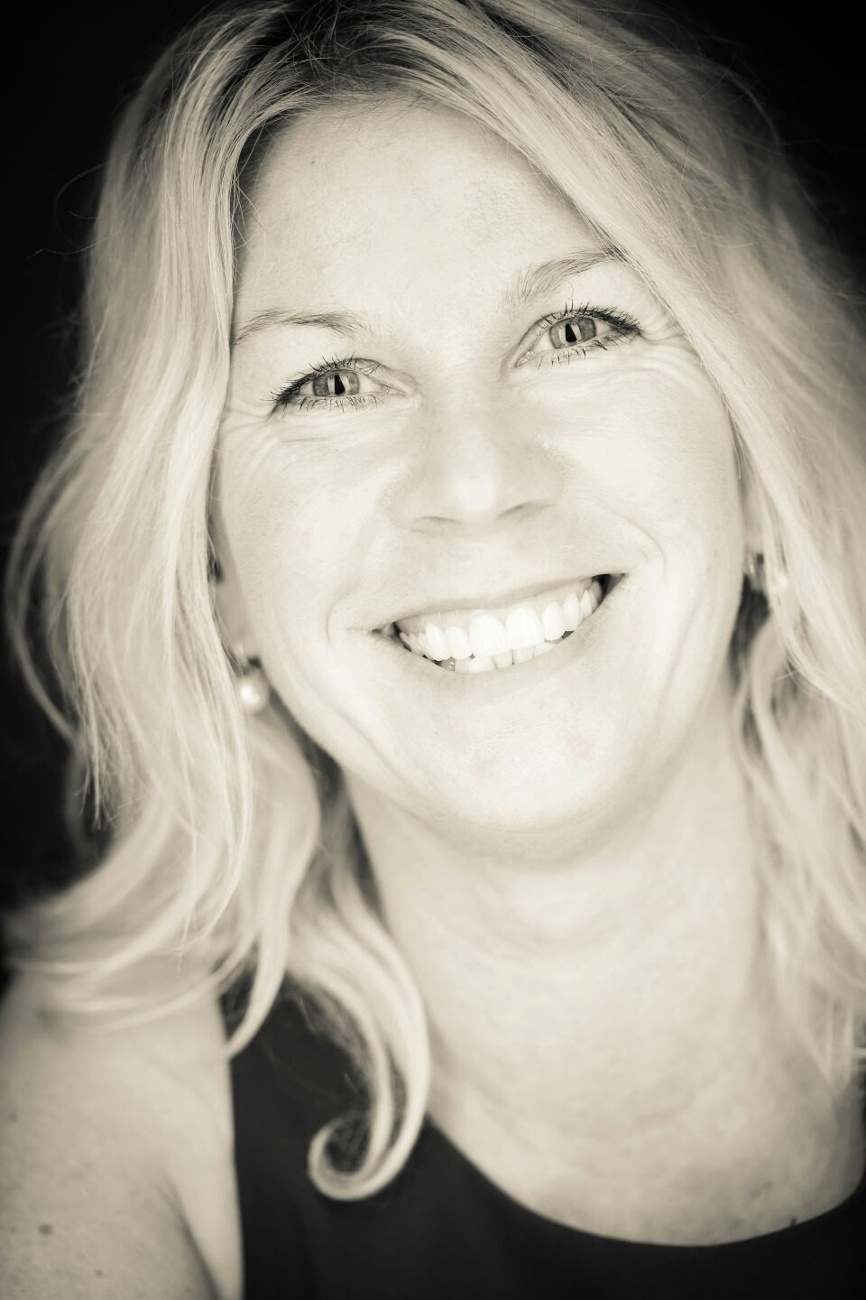 Meditierende Person in einem ruhigen, natürlichen Umfeld